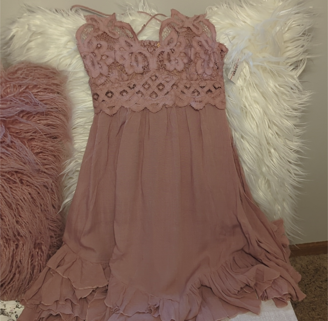 Free People Adella Dress in RoseSnap up the Free People Adella Dress in Rose for a stunning look. Size XS/S with adjustable straps. Perfect with a jean jacket. Shop now!$68.00Boston304