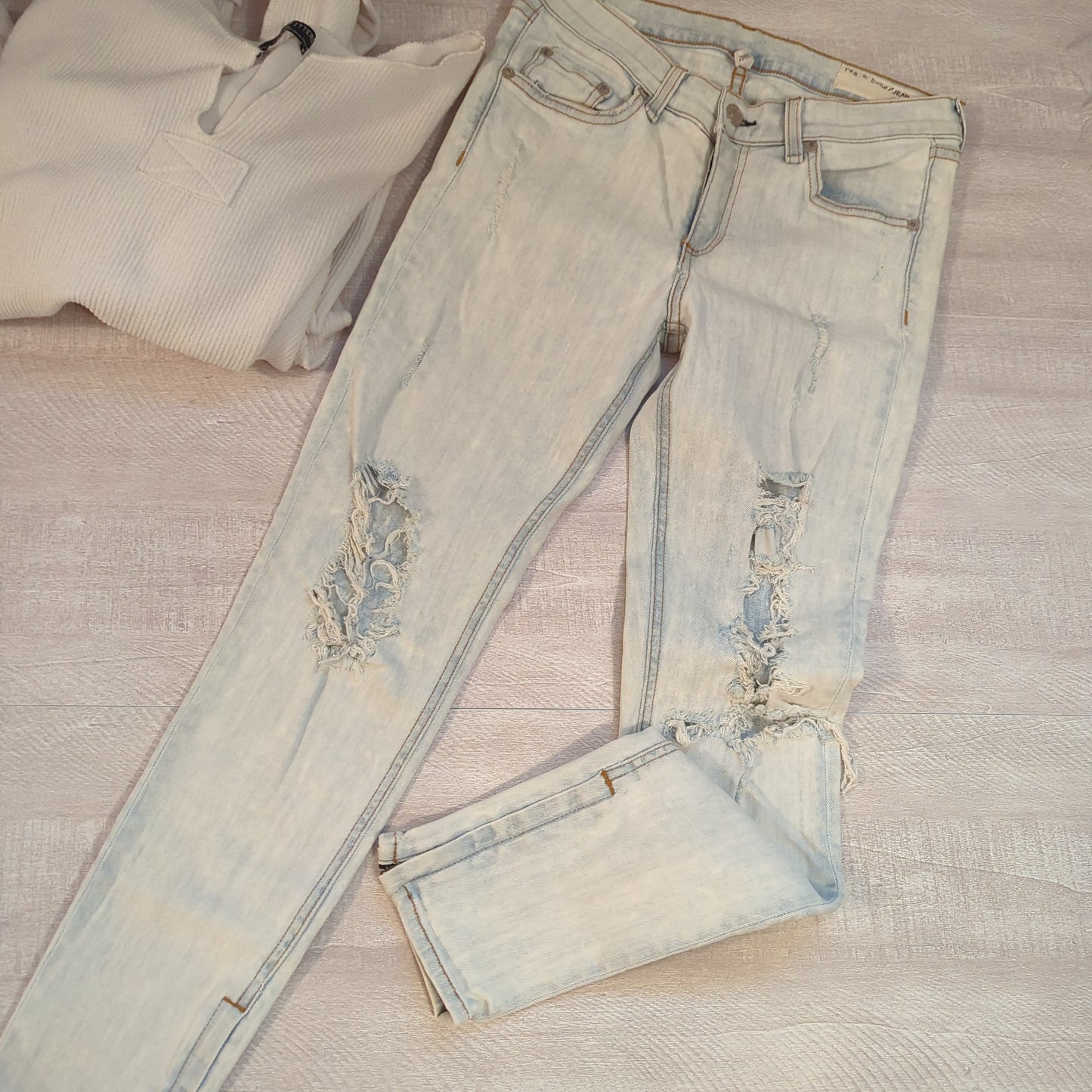 Rag & Bone Zipper Capri JeansSnag trendy Rag & Bone Zipper Capri Jeans, size 28. Perfect fit with chic side zippers & cool distress. Limited stock, buy today!$45.00Boston304