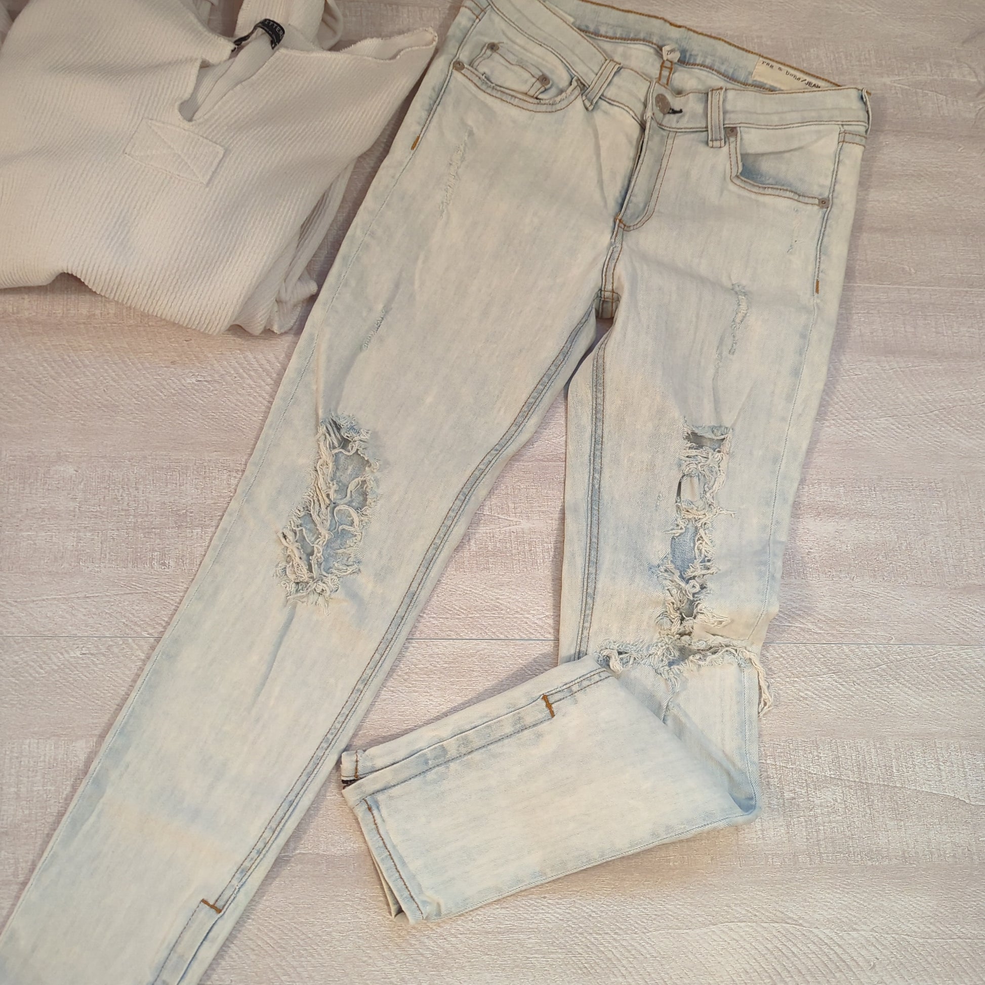 Rag & Bone Zipper Capri JeansSnag trendy Rag & Bone Zipper Capri Jeans, size 28. Perfect fit with chic side zippers & cool distress. Limited stock, buy today!$45.00Boston304