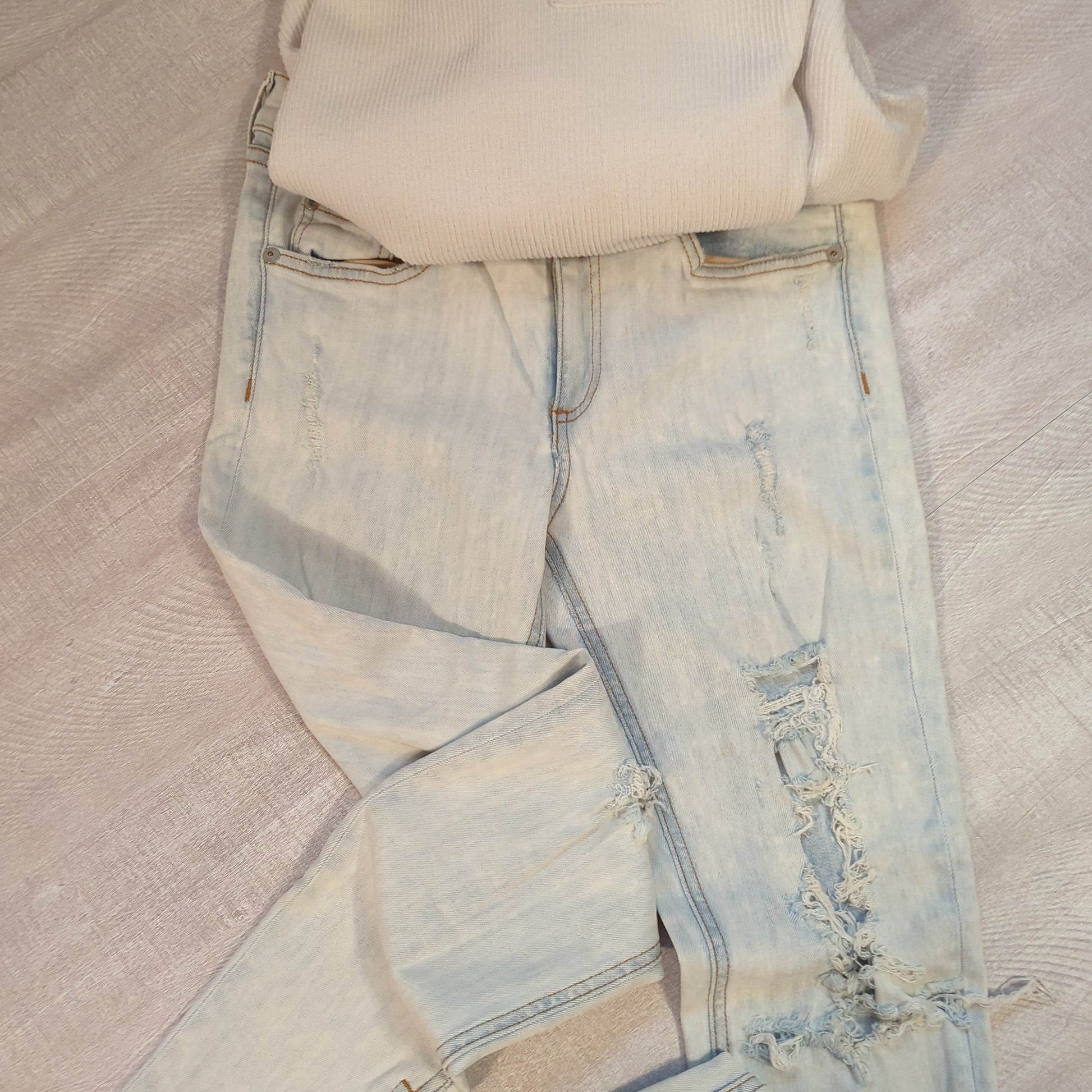 Rag & Bone Zipper Capri JeansSnag trendy Rag & Bone Zipper Capri Jeans, size 28. Perfect fit with chic side zippers & cool distress. Limited stock, buy today!$45.00Boston304