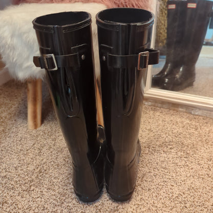 Hunter Original Tall Gloss Rain boots in BlackSnag Women's Hunter Original Tall Gloss Boots, Size 9. Elevate any outfit with sleek black design & comfort. Like new – don’t miss out!$149.00Boston304