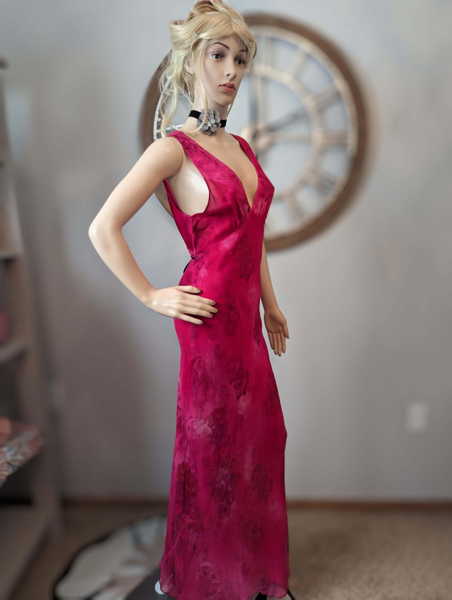 The Marie-Anastasia by RealisationGet the Marie-Anastasia dress from Realisation. Lined chiffon, low cut, floral on fusia, tie-back for a stunning look. Brand new. Shop now!$125.00Boston304