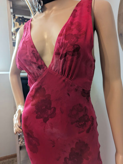 The Marie-Anastasia by RealisationGet the Marie-Anastasia dress from Realisation. Lined chiffon, low cut, floral on fusia, tie-back for a stunning look. Brand new. Shop now!$125.00Boston304