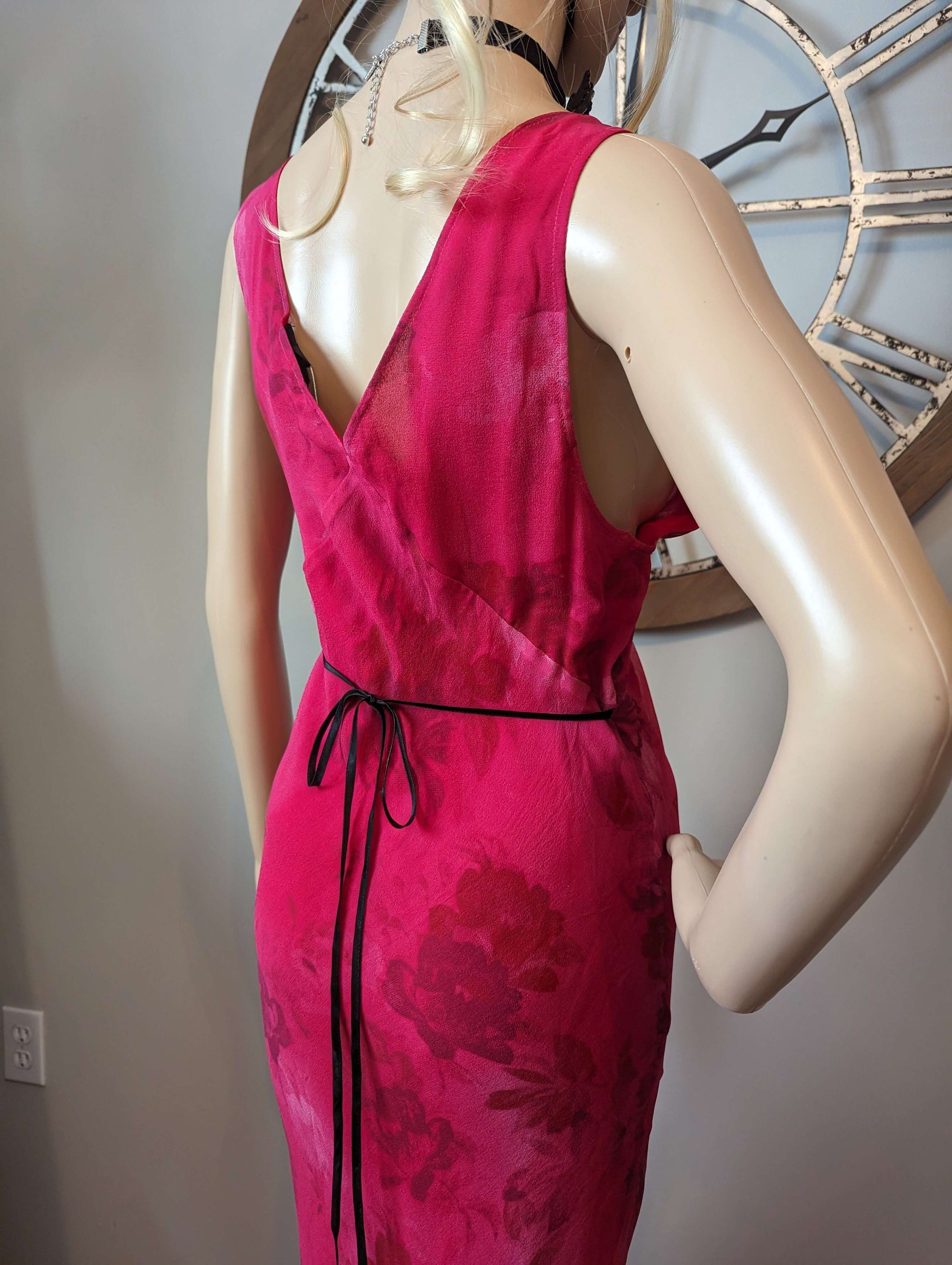 The Marie-Anastasia by RealisationGet the Marie-Anastasia dress from Realisation. Lined chiffon, low cut, floral on fusia, tie-back for a stunning look. Brand new. Shop now!$125.00Boston304