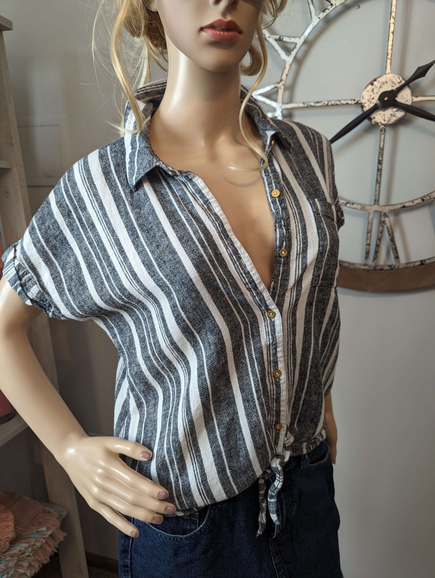 Ellen Tracy linen topShop pre-owned Ellen Tracy linen top with stylish gold buttons and a trendy tie bottom. Perfect for a chic, casual look! Limited availability.$49.00Boston304