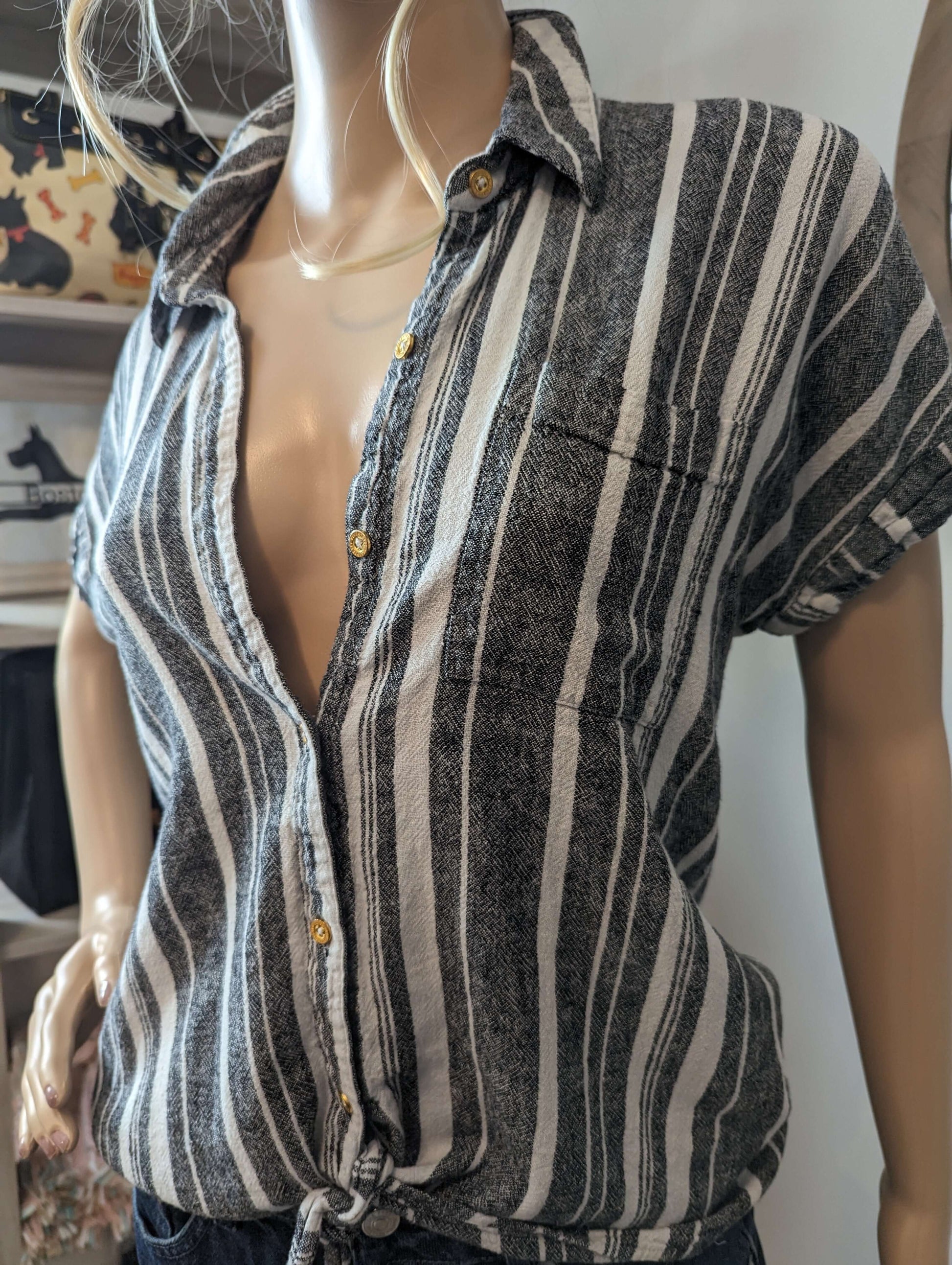 Ellen Tracy linen topShop pre-owned Ellen Tracy linen top with stylish gold buttons and a trendy tie bottom. Perfect for a chic, casual look! Limited availability.$49.00Boston304