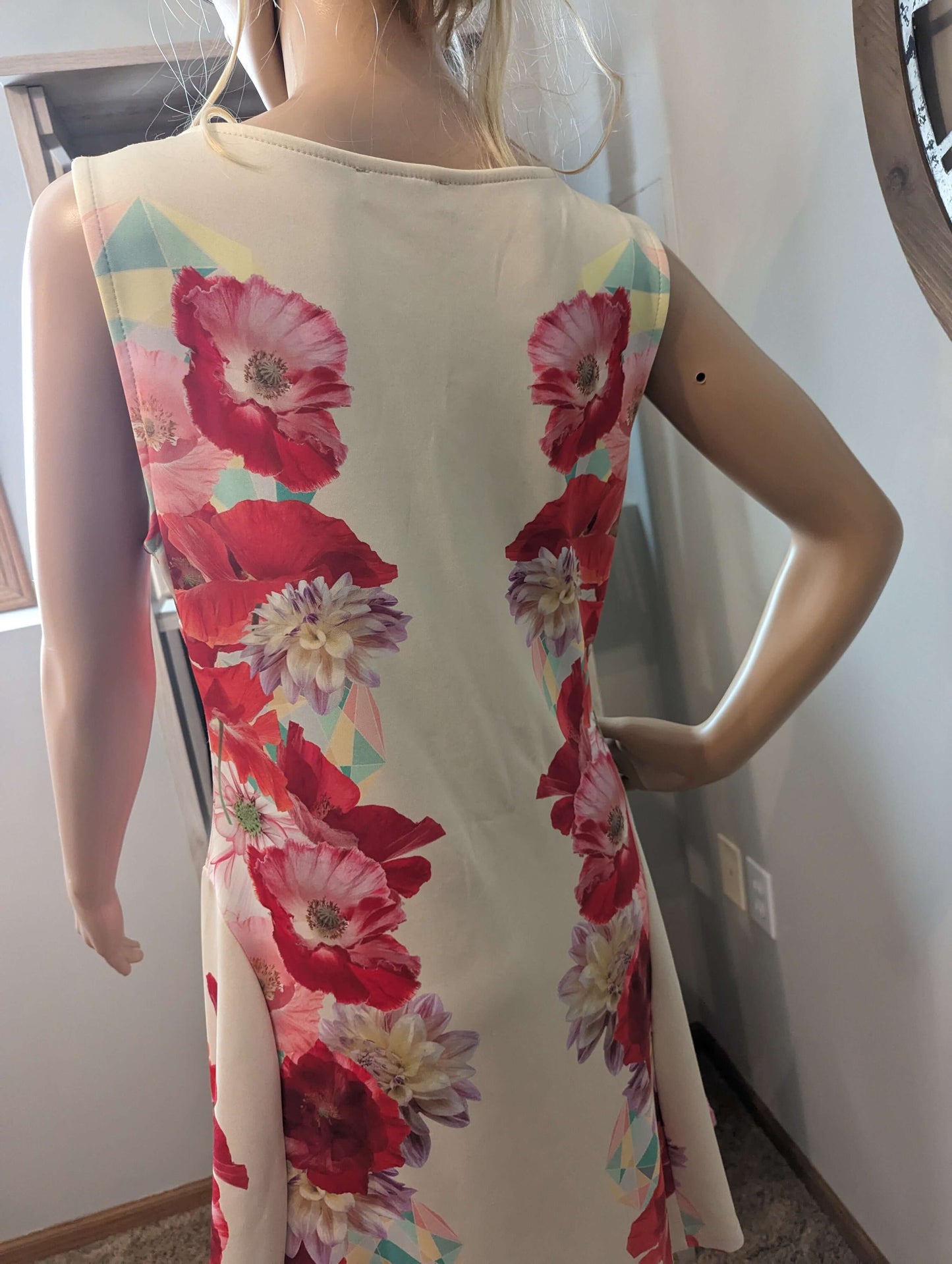 Vintage Neiman Marcus floral dressSnag this charming medium-sized Neiman Marcus vintage dress. Soft yellow, with a slimming floral design, in excellent condition.$129.00Boston304