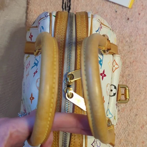 Louis Vuitton Murakami PriscillaOwn the exquisite Louis Vuitton Murakami Priscilla bag, in excellent condition with authenticity certificate. A timeless luxury piece.$1799.00Boston304