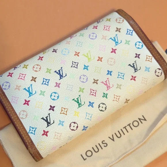 Louis Vuitton vintage Murakami w/dustbagOwn a piece of luxury with the Vintage Louis Vuitton Murakami. Perfect condition, versatile for all occasions. A rare find for fashion lovers.$525.00Boston304