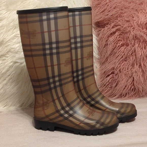 Burberry Rain BootsElevate rainy days with Burberry Rain Boots size 39 (U.S. 8/8.5). Crafted for comfort & style, they're perfect for any outdoor venture.$169.00Boston304