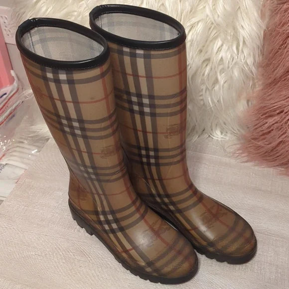 Burberry Rain BootsElevate rainy days with Burberry Rain Boots size 39 (U.S. 8/8.5). Crafted for comfort & style, they're perfect for any outdoor venture.$169.00Boston304