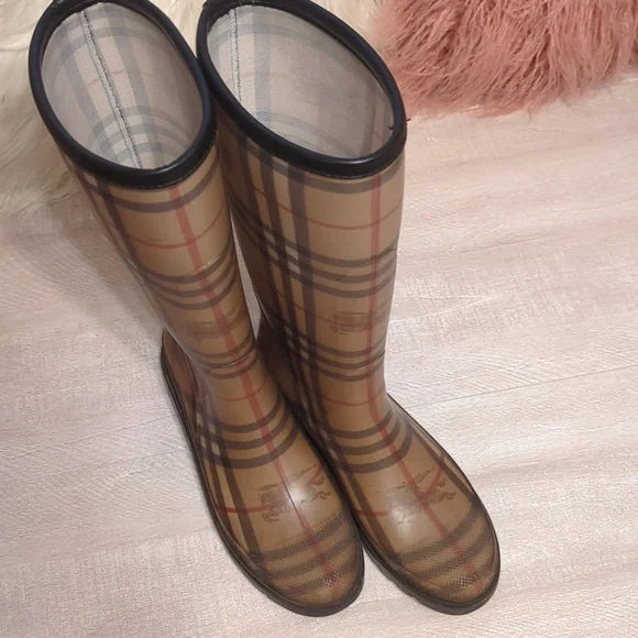 Burberry Rain BootsElevate rainy days with Burberry Rain Boots size 39 (U.S. 8/8.5). Crafted for comfort & style, they're perfect for any outdoor venture.$169.00Boston304