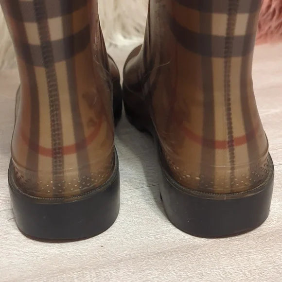 Burberry Rain BootsElevate rainy days with Burberry Rain Boots size 39 (U.S. 8/8.5). Crafted for comfort & style, they're perfect for any outdoor venture.$169.00Boston304