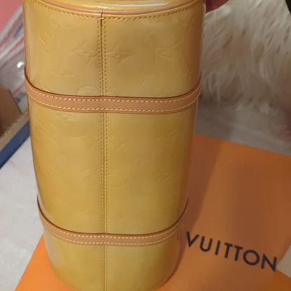 Louis Vuitton Cuir VerniElevate your style with the Louis Vuitton Cuir Verni - a glossy, yellow/gold handbag featuring quality craftsmanship and an original LV booklet.$599.00Boston304