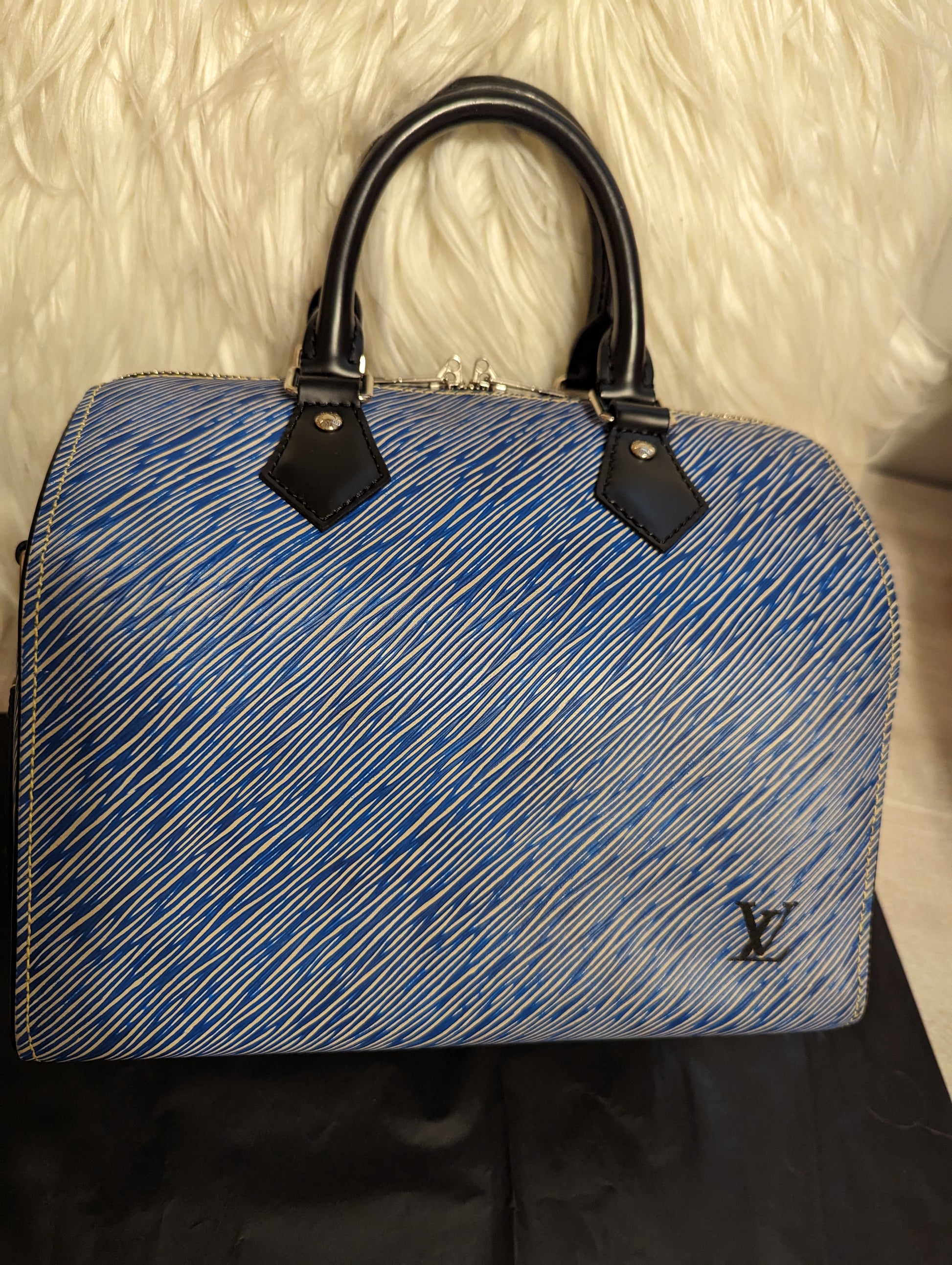 Louis Vuitton Epi Denim Bandouliere Speedy 25Elevate your style with the Louis Vuitton Epi Denim Bandouliere Speedy 25. Nearly new with luxe suede interior. Limited edition!$1899.00Boston304